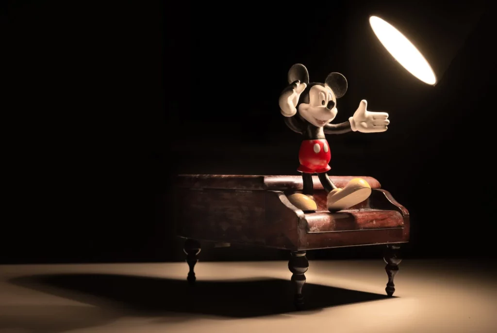 Mickey sur un piano