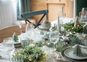 Déco vaisselle originale dans l'esprit Noël pour dresser une accueillante  table festive