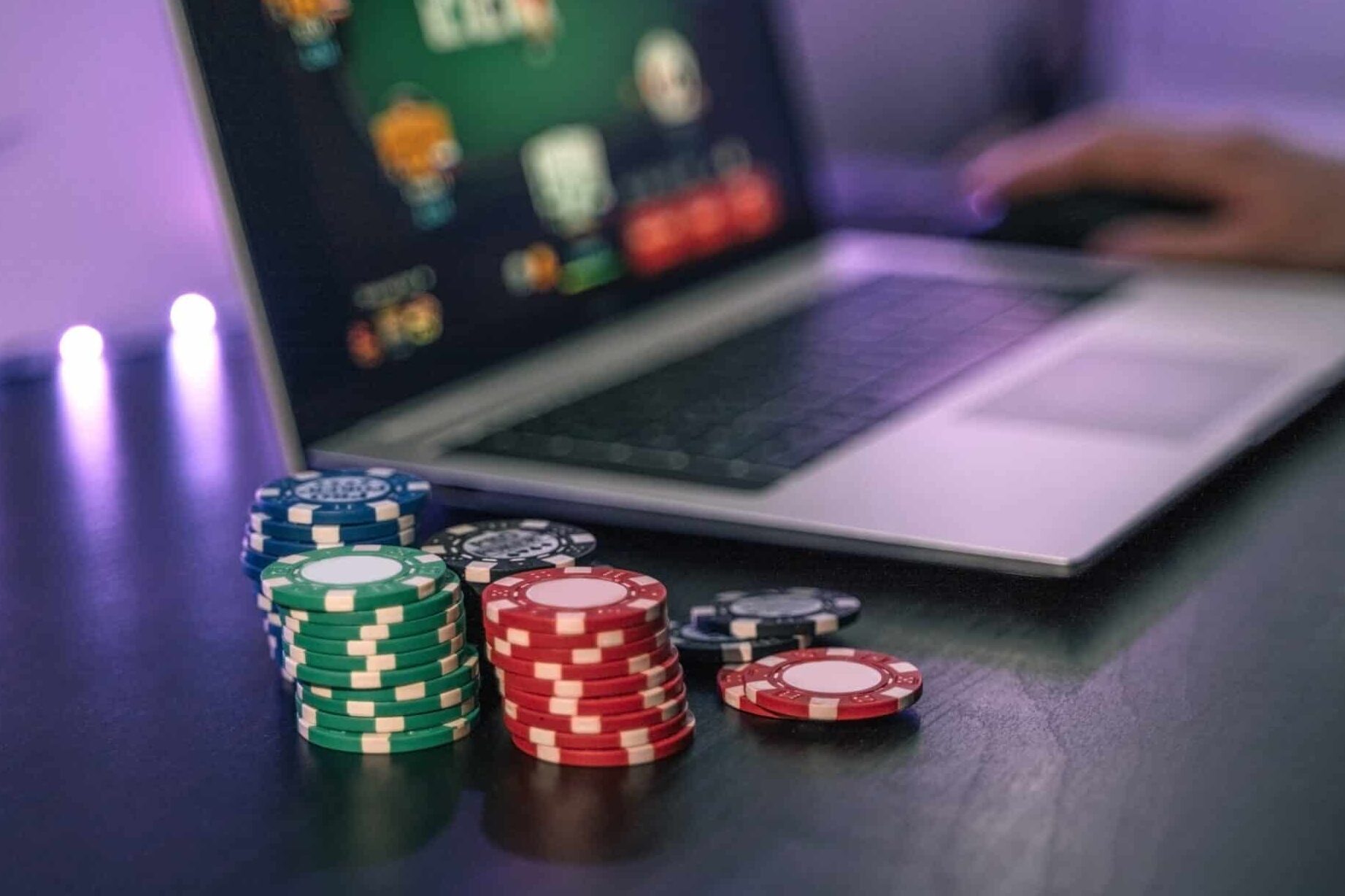 pourquoi-les-gens-aiment-jouer-au-casino-en-ligne
