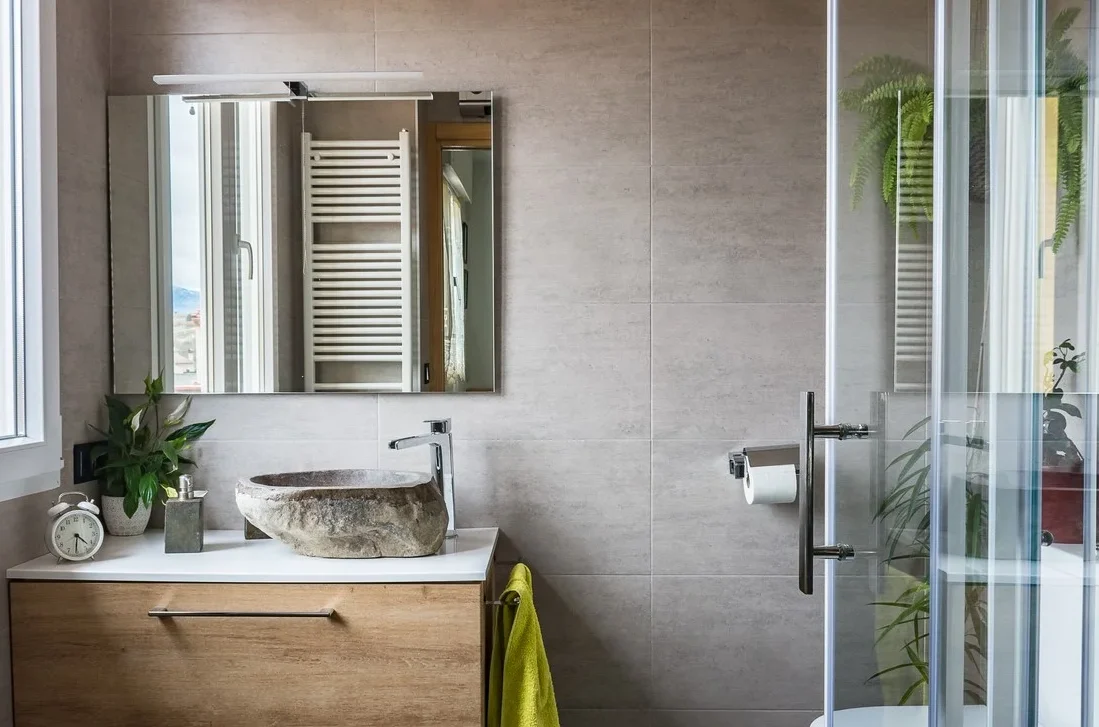 optimisez-votre-espace-comment-creer-une-salle-de-bain-minimaliste