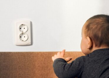 Comment sécuriser les prises électriques pour protéger votre bébé ?
