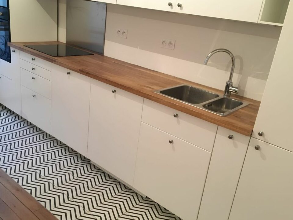 comment-harmoniser-sol-cuisine-avec-carreaux-de-ciment-et-parquet