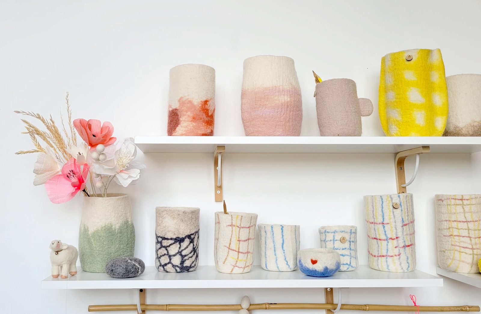 comment-integrer-un-vase-colore-dans-votre-decoration-ecologique