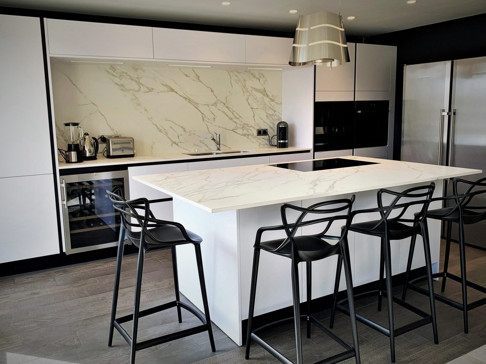 cuisine-blanche-et-noire-comment-creer-un-espace-harmonieux-et-tendance