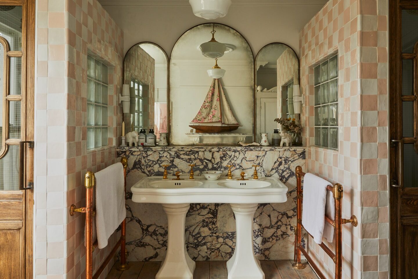 comment-integrer-une-salle-de-bain-retro-dans-une-maison-moderne
