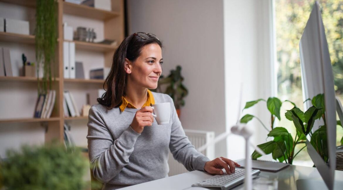 femme buvant café devant ordinateur