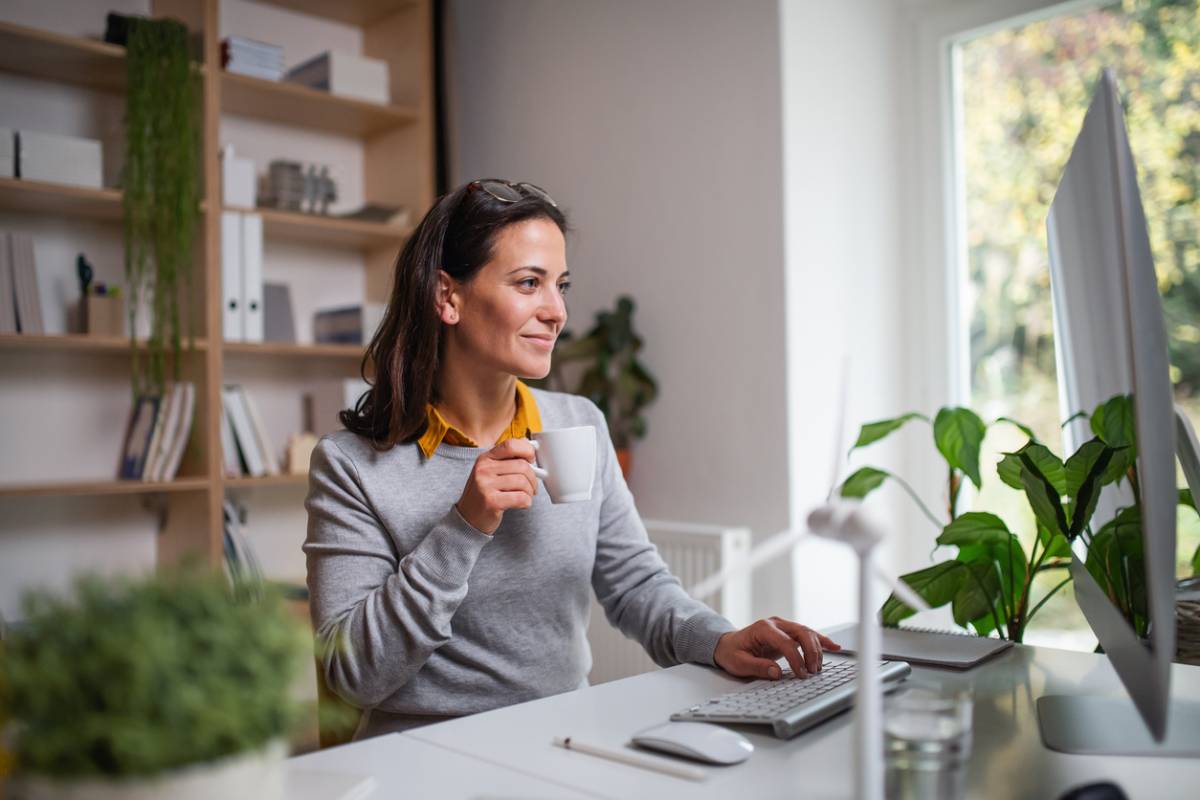 femme buvant café devant ordinateur