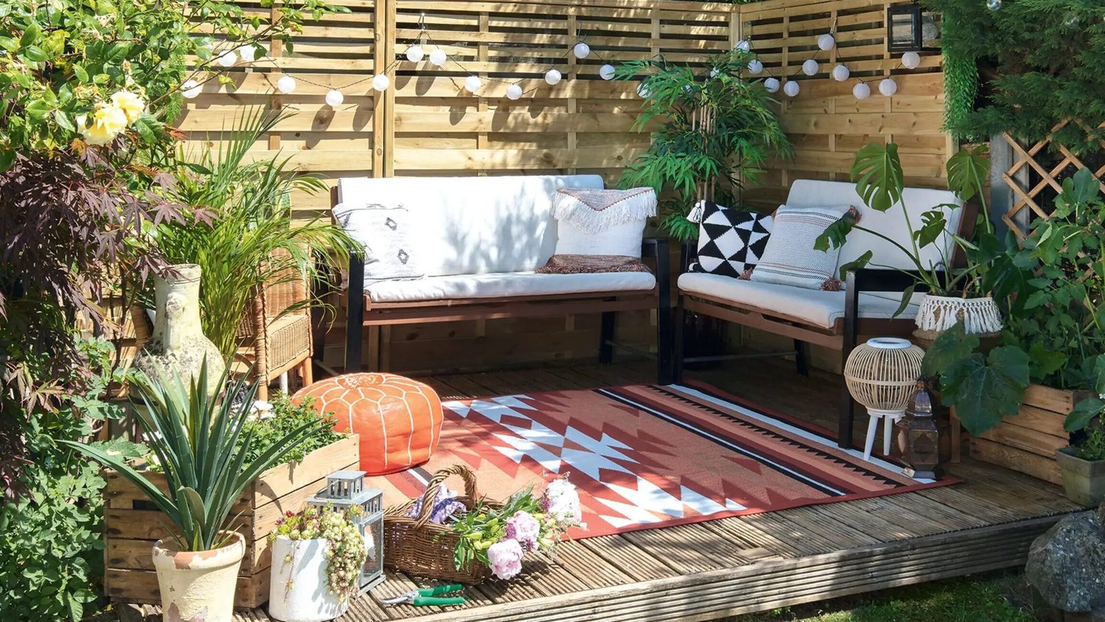 comment-amenager-une-terrasse-en-bois-avec-un-banc-integre-pour-maximiser-votre-espace-exterieur