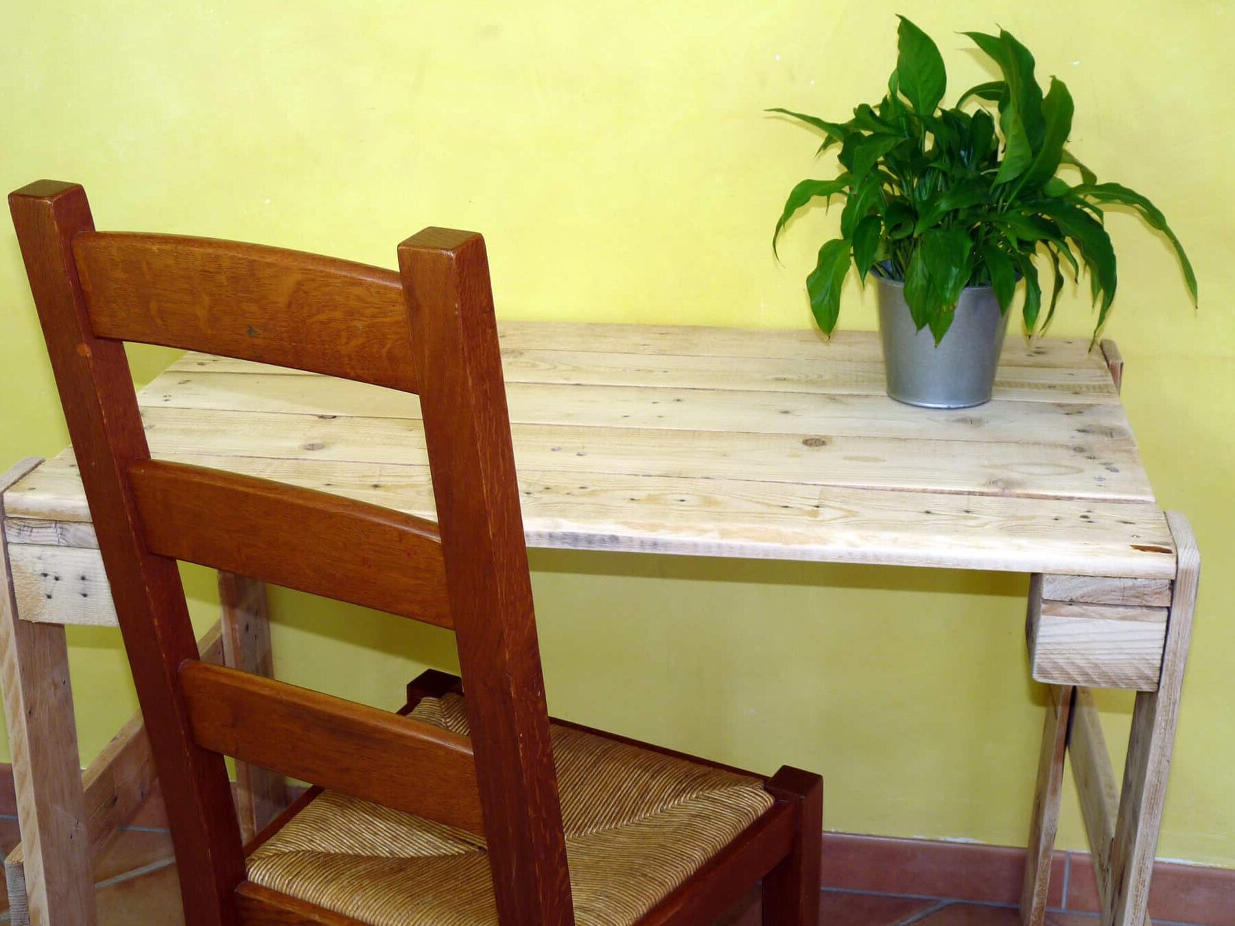 comment-fabriquer-un-bureau-ecologique-avec-des-palettes-en-bois