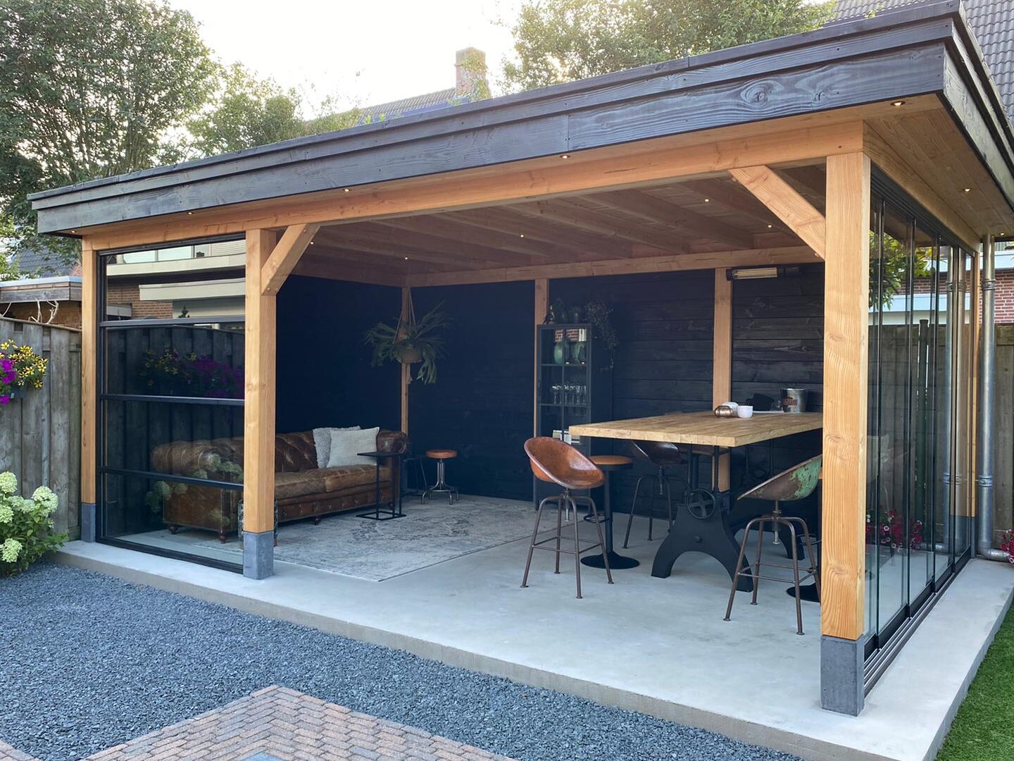 comment-amenager-une-terrasse-avec-pergola-pour-creer-un-havre-ecologique