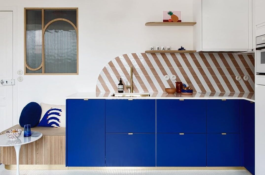 comment-integrer-le-carrelage-bleu-klein-dans-votre-decoration-durable
