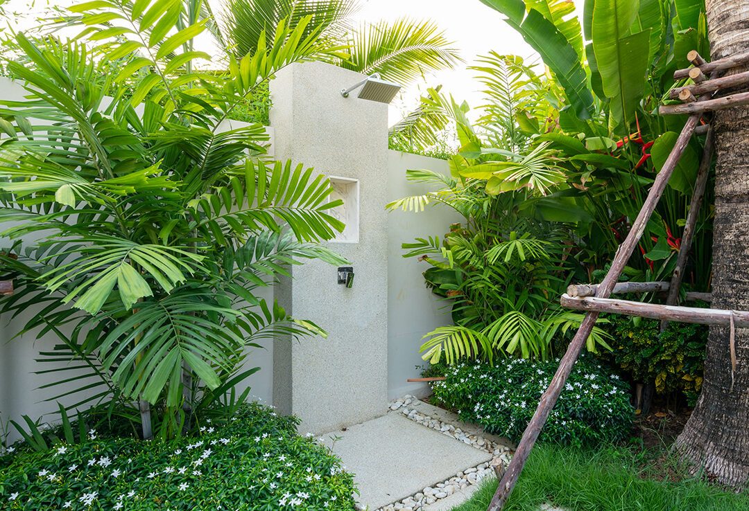 comment-integrer-une-salle-de-bain-exterieure-dans-votre-jardin