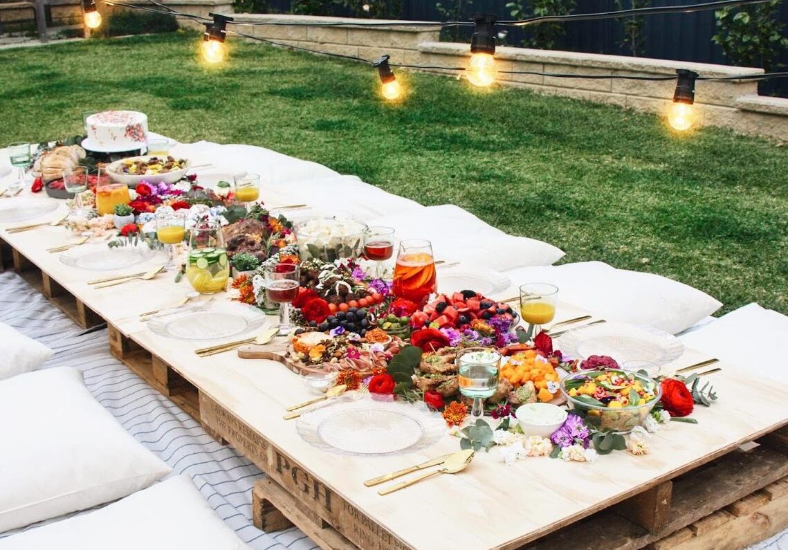 comment-creer-une-decoration-danniversaire-unique-avec-des-palettes-en-bois