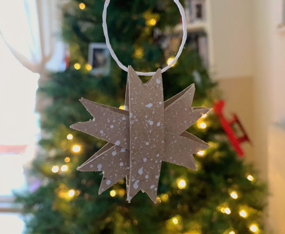 comment-fabriquer-une-etoile-de-noel-diy-en-materiaux-recycles