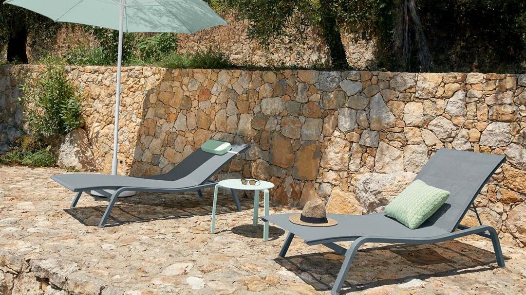 comment-integrer-une-chaise-style-fermob-dans-votre-jardin-ecologique