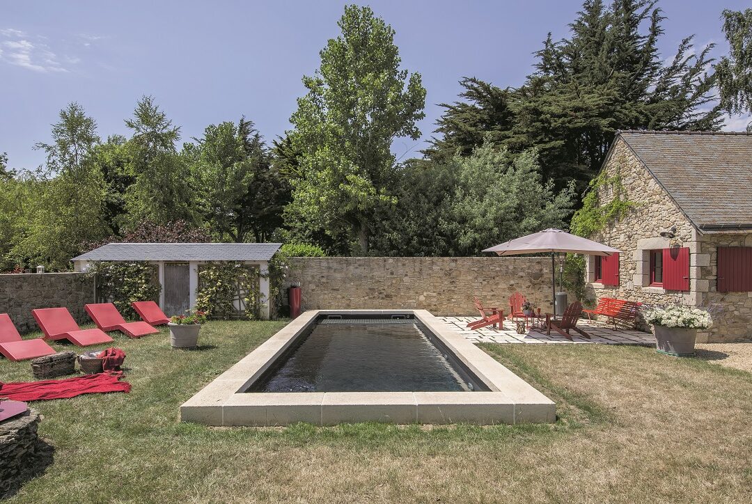 comment-integrer-une-piscine-style-bassin-ancien-dans-votre-jardin