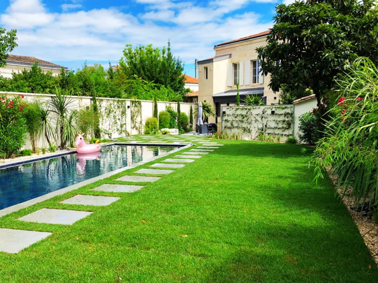comment-amenager-un-jardin-moderne-avec-piscine-astuces-et-tendances-du-moment