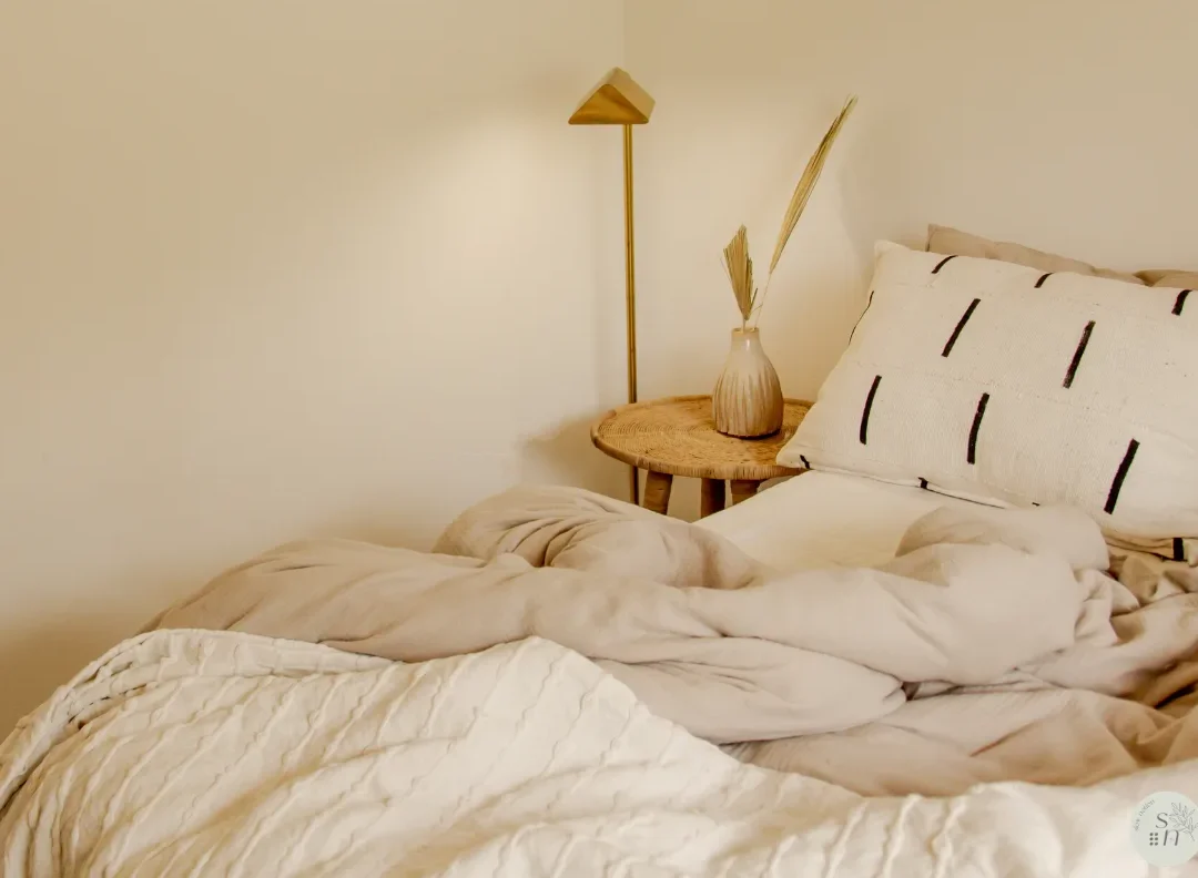 comment-amenager-une-chambre-blanche-et-grise-pour-un-havre-de-paix-ecologique