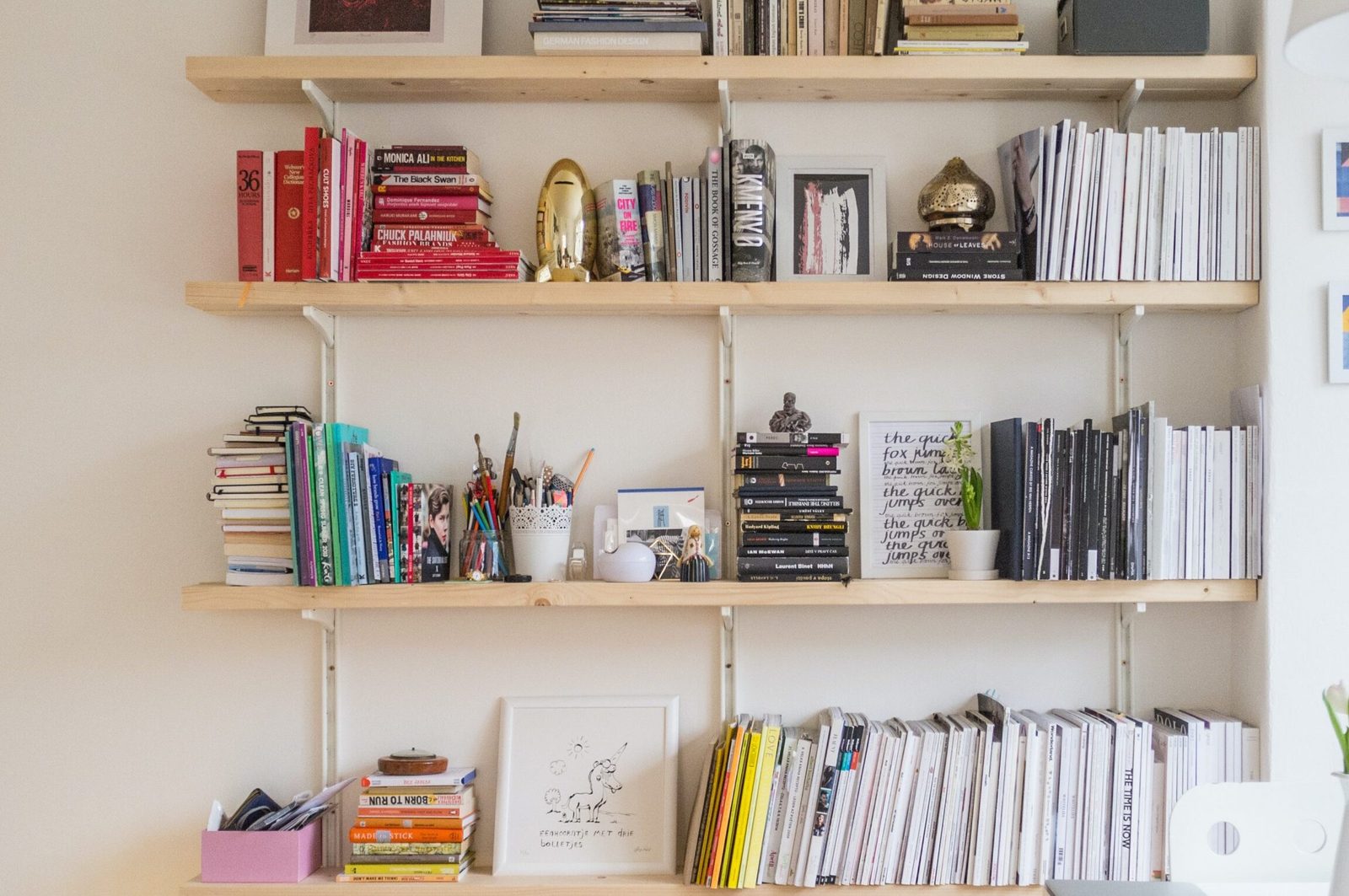 comment-relooker-une-bibliotheque-en-bois-pour-un-interieur-eco-responsable
