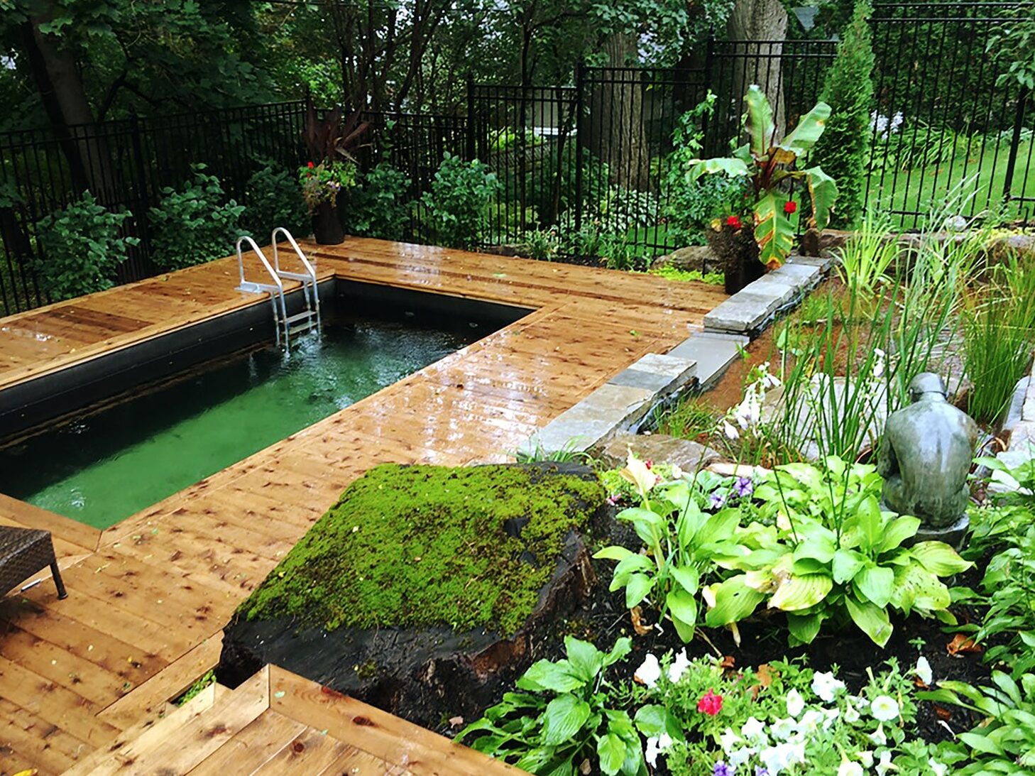 amenagement-piscine-bois-comment-integrer-une-piscine-ecologique-dans-votre-jardin