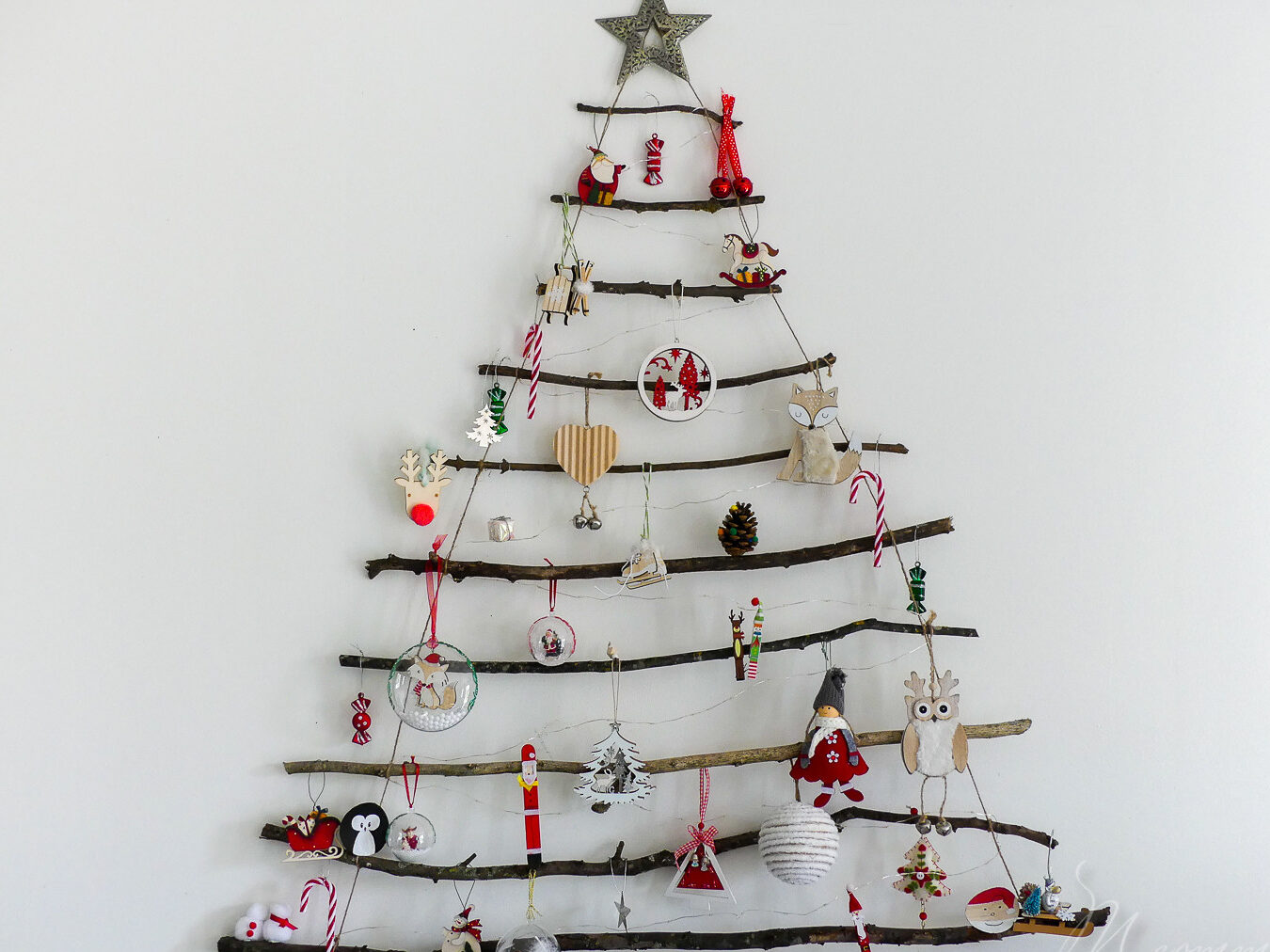 comment-decorer-un-sapin-de-noel-en-bois-de-maniere-ecologique