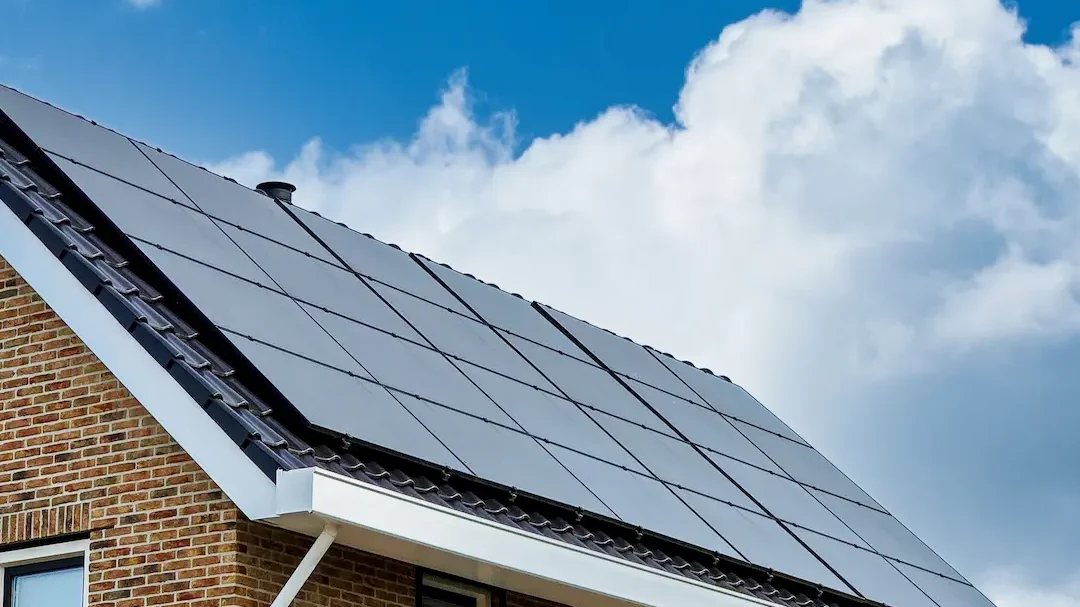 Combien de panneaux solaires faut-il pour alimenter une maison de 100 m² ?