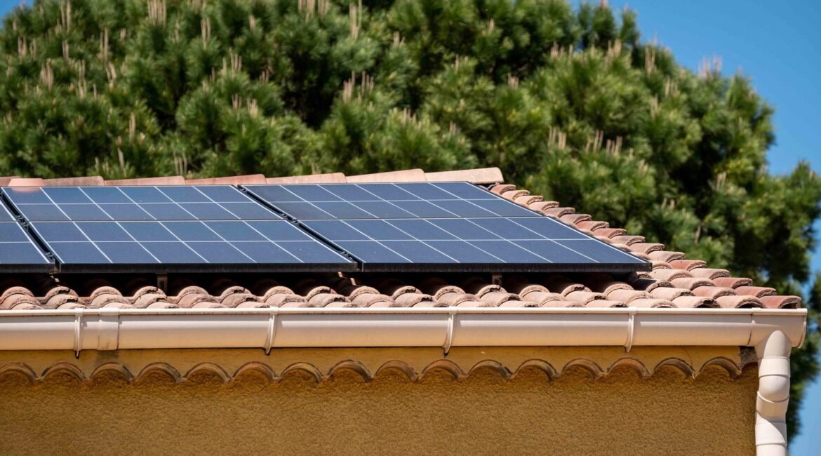 Combien rapportent vraiment les panneaux solaires en 2026 pour une maison individuelle ?