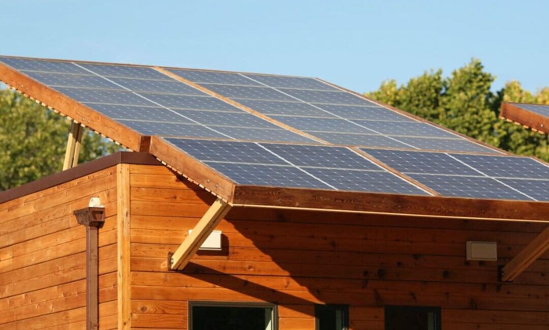 Installer un panneau solaire sur son abri de jardin : ce qu'il faut savoir