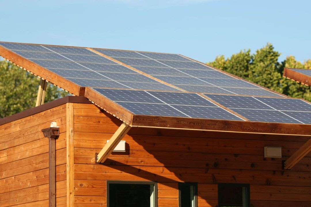 Installer un panneau solaire sur son abri de jardin : ce qu'il faut savoir