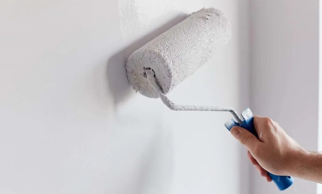 Peindre un mur soi-même : étapes et conseils