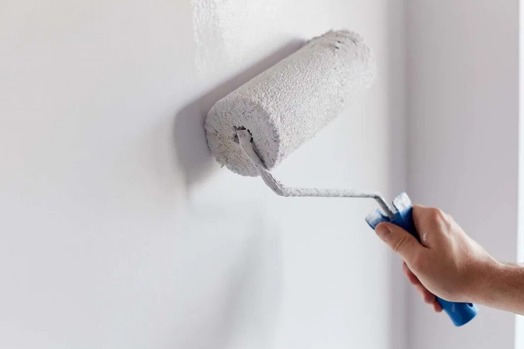 Peindre un mur soi-même : étapes et conseils