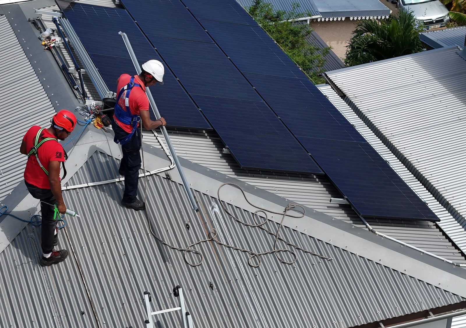panneaux solaires avec batterie de stockage pour maison à La Réunion